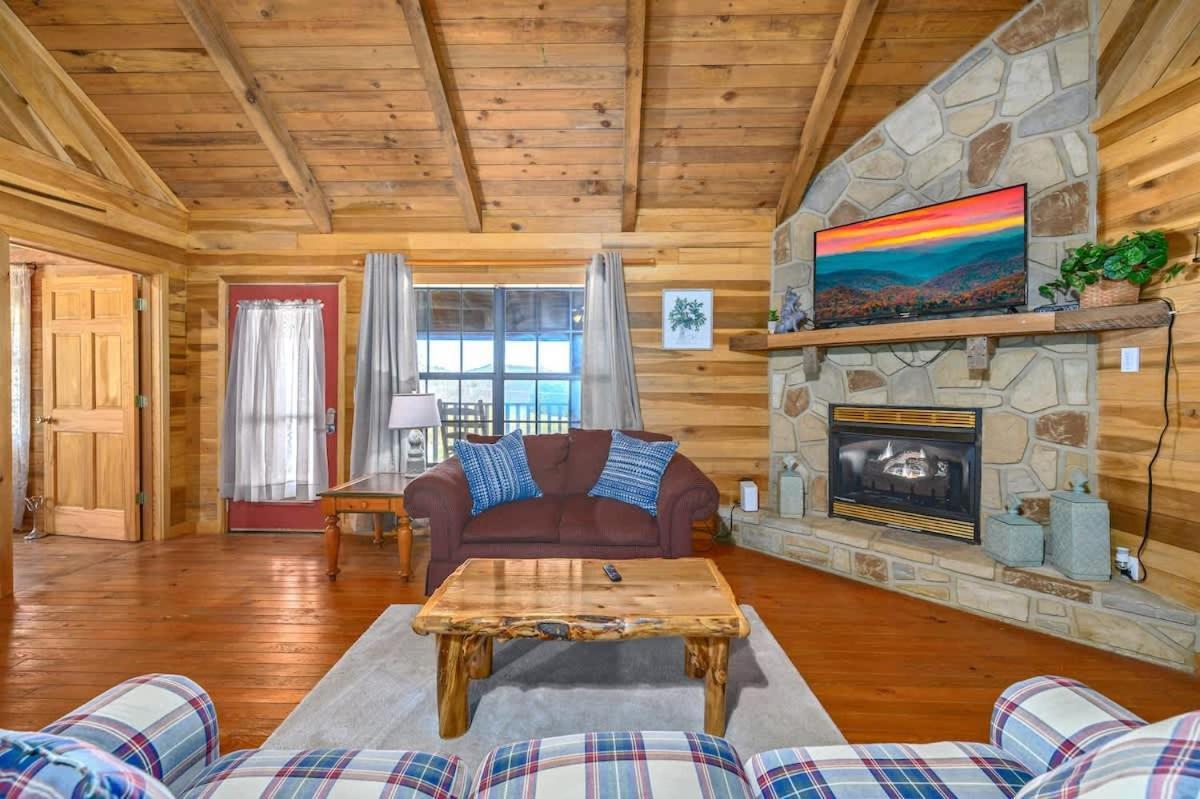 Beautiful View! Log Cabin,Fireplace,Hot Tub,Arcade,Pool,Fishing Sevierville Exterior photo