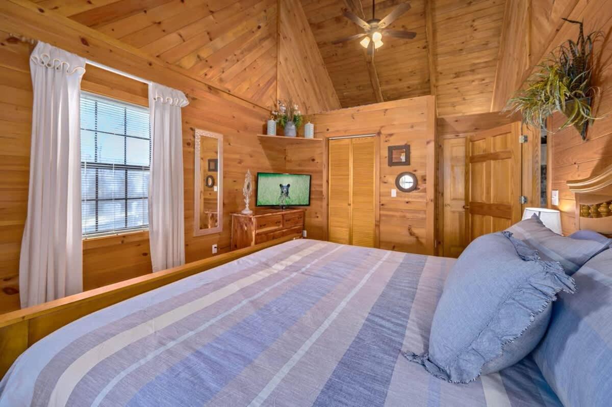 Beautiful View! Log Cabin,Fireplace,Hot Tub,Arcade,Pool,Fishing Sevierville Exterior photo