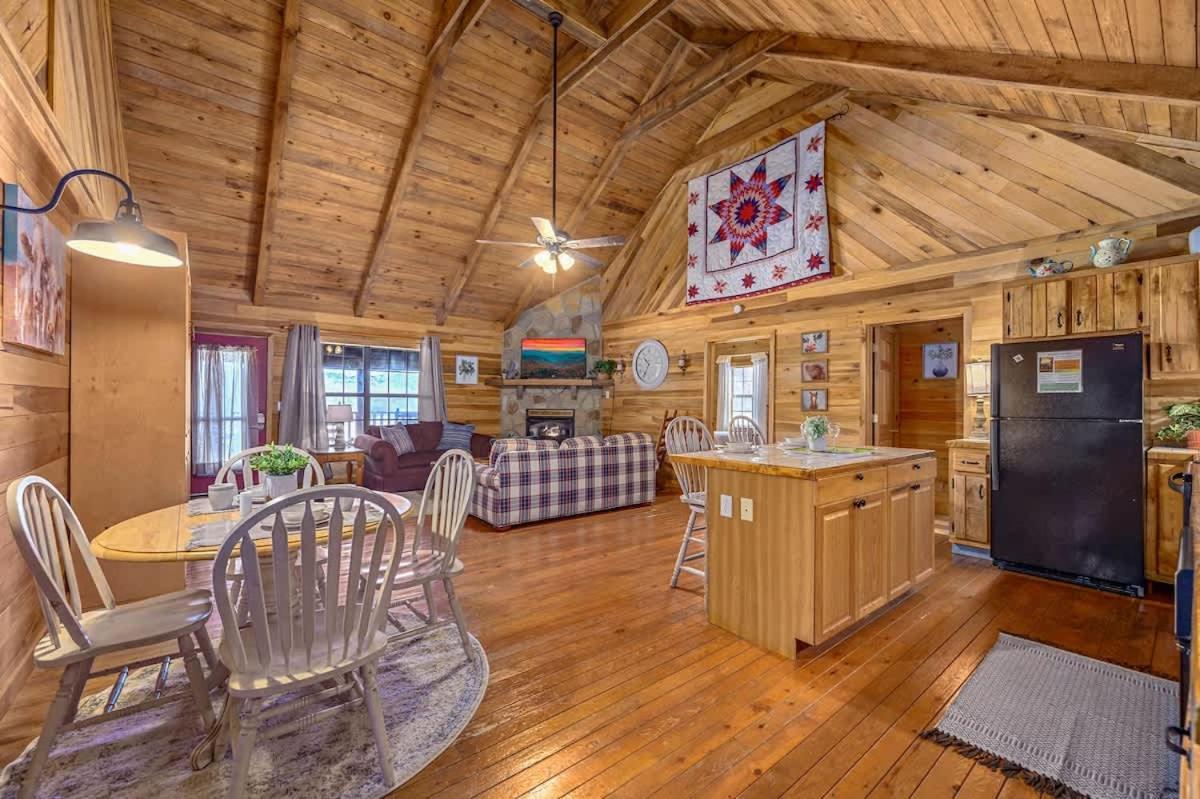Beautiful View! Log Cabin,Fireplace,Hot Tub,Arcade,Pool,Fishing Sevierville Exterior photo